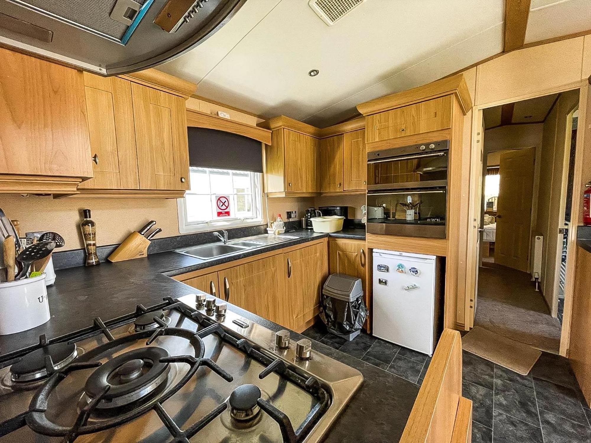 Lovely Caravan With Large Decking At Naze Marine Holiday Park Ref 17306Br Walton-on-the-Naze Exterior photo